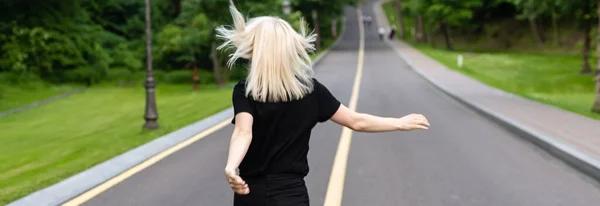 Joyeux Jeune Femme Vêtements Décontractés Marchant Long Route Asphaltée Dans Photos De Stock Libres De Droits