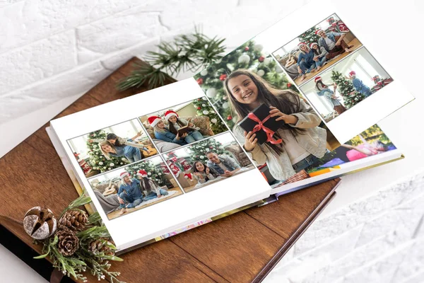 Young Family Photobook Christmas — 스톡 사진