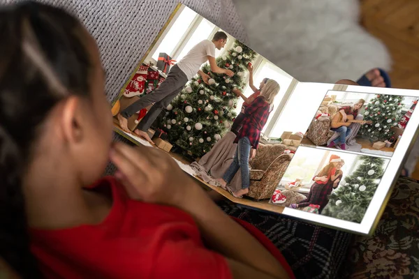 Joven Familia Fotolibro Navidad — Foto de Stock