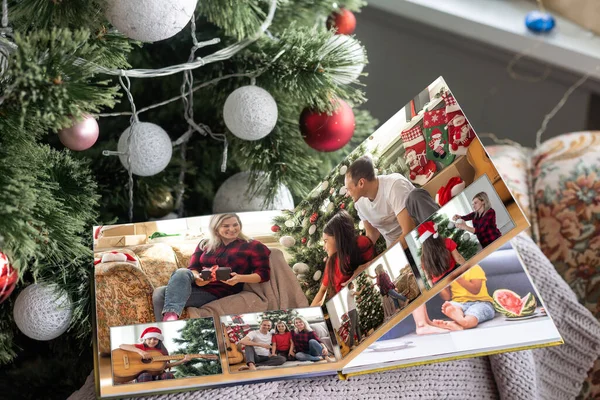 Navidad Familia Joven Libro Fotos Retro — Foto de Stock