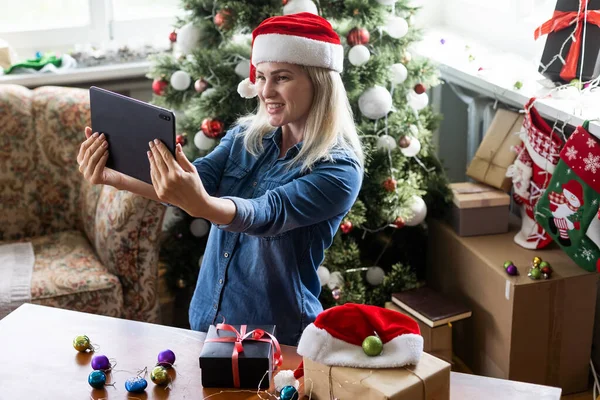 Uma Jovem Fundo Uma Árvore Natal Com Presentes Com Tablet — Fotografia de Stock