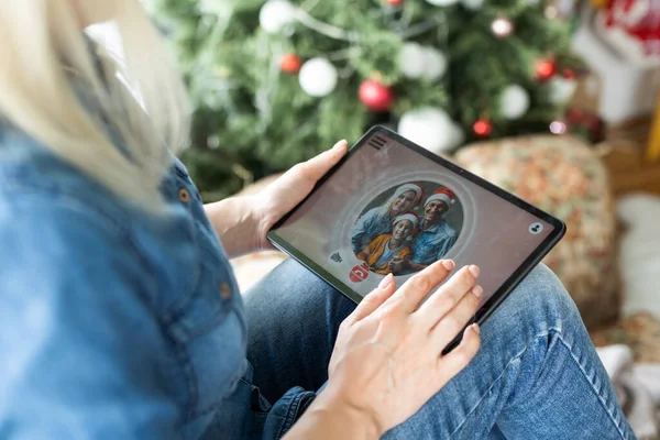 Mulher Com Chapéu Papai Noel Usando Videoconferência Tablet Decorações Luzes — Fotografia de Stock