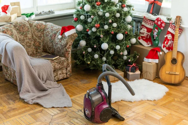 Vacuum Cleaning Christmas Tree Needles — Stock Photo, Image