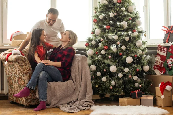 クリスマス ファミリー 幸せなお母さん お父さんと娘 愛の抱擁 休日の人々をお楽しみください 共同体の概念 — ストック写真