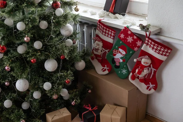 Festive Christmas Decorations Light Room Christmas Tree Knitted Socks Santas — ストック写真