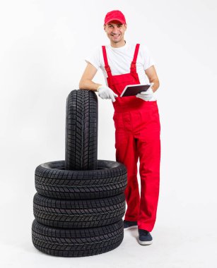 Beyaz arka plan üzerinde elinde dosya olan üniformalı genç makinist