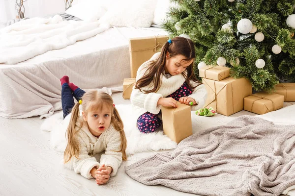 Due Bambine Che Condividono Una Sorpresa Mattina Natale — Foto Stock