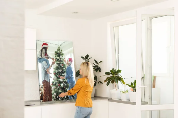 Mulher Segurando Uma Tela Foto Com Uma Foto Natal — Fotografia de Stock