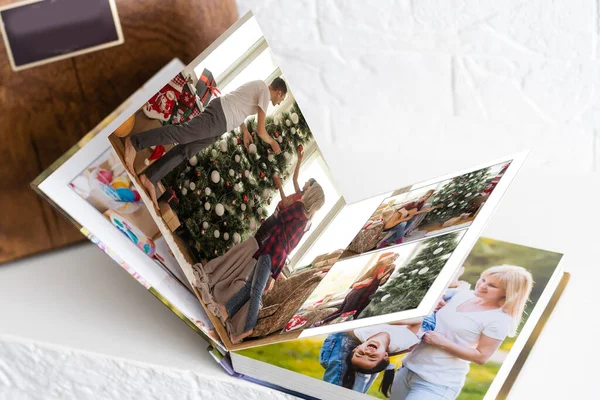 Young Family Photobook Christmas — 스톡 사진