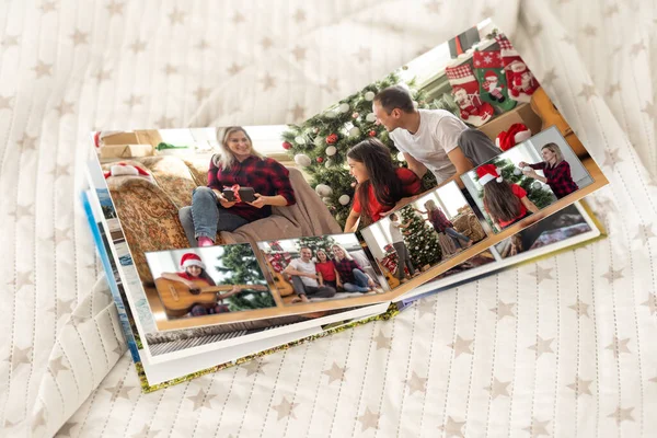 Joven Familia Fotolibro Navidad — Foto de Stock