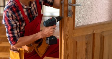 Tamirci odadaki kapıyı tamir et..