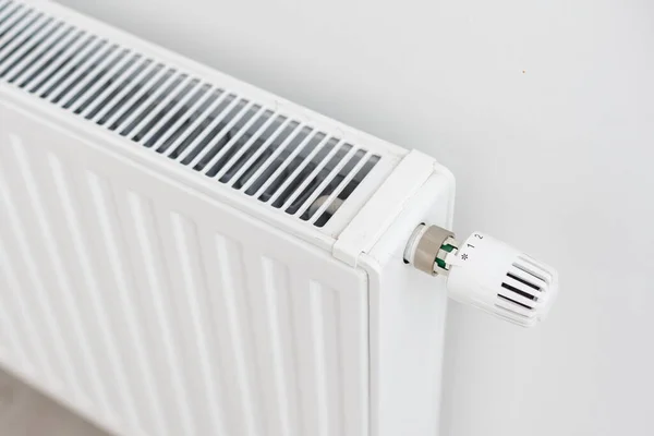 Witte Radiator Met Temperatuurregelaar Centrale Verwarmingsbatterij — Stockfoto