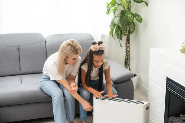 Cold Home Freezing Family Mother Daughter Sitting Heater — Photo