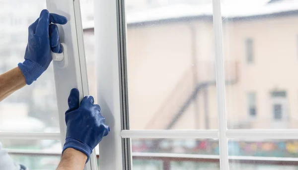 Instalación Plástico Una Casa Marco Constructor Atornilla Marco Ventana Las —  Fotos de Stock