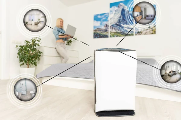 家庭智能化和虚拟屏幕概念技术 在线空气净化器应用调整和设置 通过互联网智能家居 — 图库照片