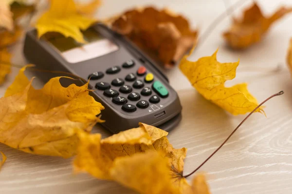 Trockene Herbstblätter Und Kassenterminal — Stockfoto