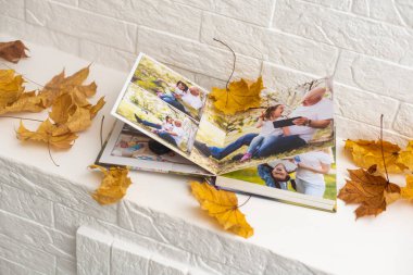 kuru sonbahar yaprakları ve bir fotoğraf albümü.