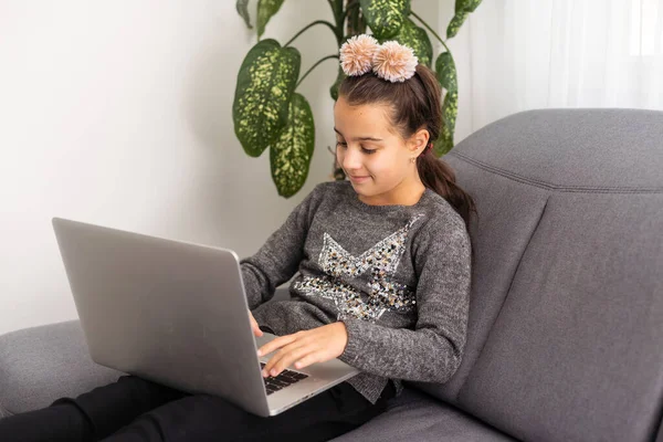 Kaukasische Teenager Mädchen Mit Einem Computer Auf Einem Grauen Sofa — Stockfoto