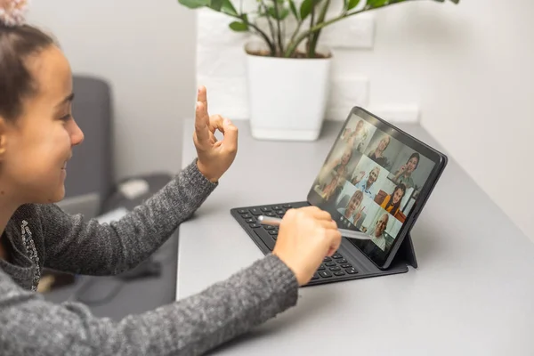 Menina Adolescente Feliz Assistindo Filmes Computador Tablet — Fotografia de Stock