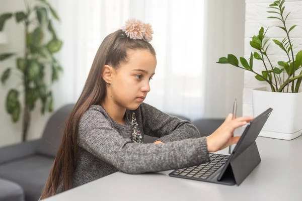 Menina Adolescente Feliz Assistindo Filmes Computador Tablet — Fotografia de Stock