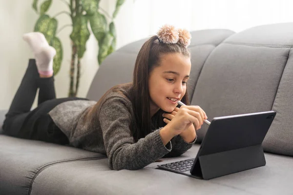 Happy Sorrindo Árabe Indiano Menina Estudante Assistindo Aprendizagem Line Vídeo — Fotografia de Stock