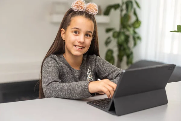 Menina Adolescente Feliz Line Com Laptop Sala Estar Casa — Fotografia de Stock