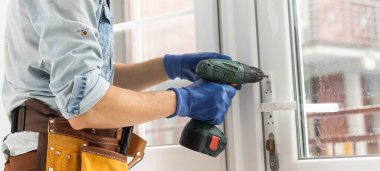 Bir tornavidayla usta pencereye ayarlar.