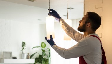 adam evde ışık sabitleme