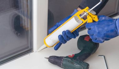 İnşaat işçisi kapalı kalafat ile pencere sızdırmazlık.