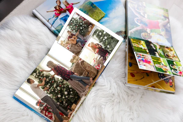 Giovane Famiglia Fotolibro Natale — Foto Stock