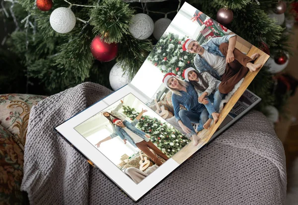 Navidad Familia Joven Libro Fotos Retro — Foto de Stock