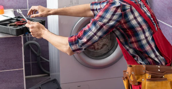 Jovem Faz Tudo Que Fixa Máquina Lavar Roupa Close Dia — Fotografia de Stock