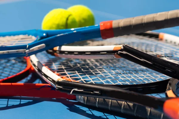 Kırık bir tenis raketi mavi tenis kortu