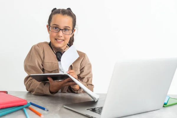 Χαμογελώντας Λίγο Καυκάσιος Κορίτσι Στα Ακουστικά Handwrite Μελέτη Απευθείας Σύνδεση — Φωτογραφία Αρχείου