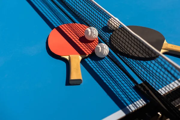 Ping Pong Asztal Ütők Labdák Egy Sportcsarnokban — Stock Fotó