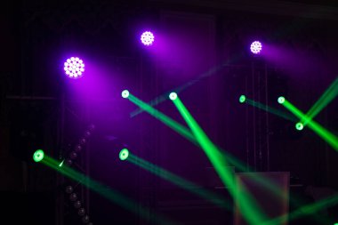 Lazer ışınları ile sahne spot.