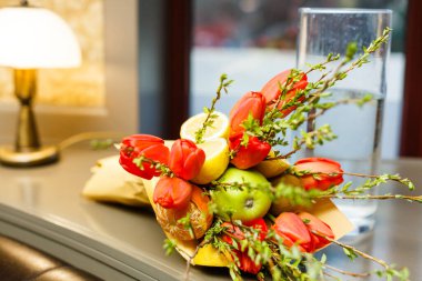 Bir şef meyve buketi yapmaya hazırlanırken meyveleri şişliyor..