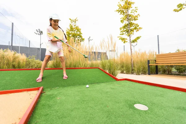 Beautiful Little Girl Playing Mini Golf — ストック写真