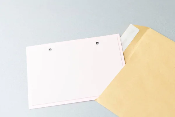 Ein Handwerklicher Umschlag Mit Einem Leeren Blatt Isoliert Weiß — Stockfoto