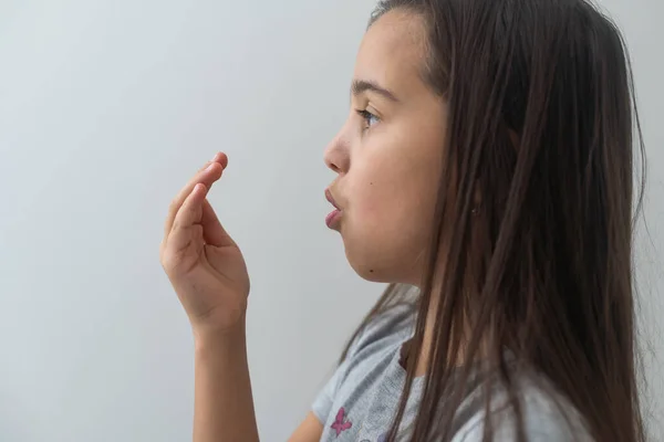 Pequena Menina Asiática Cobrindo Sua Boca Para Cheirar Seu Mau — Fotografia de Stock