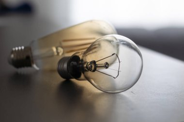 Ampullerin gerçekçi bir fotoğrafı. izole ampuller, floresan ampuller, turuncu eski nesil ampul, Tungsten ampul, ve beyaz enerji tasarrufu ampulü..