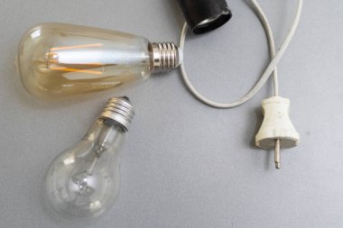 Alternatif teknoloji konsepti. Ampul ve floresan ampulü karşılaştırması.