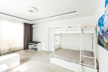 Oyuncak ve modern mobilyalarla dolu şirin bir çocuk odası..