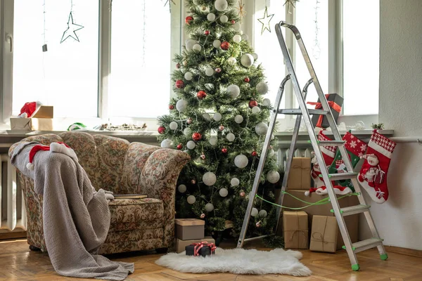 新しいアパートの床に乱雑な箱とクリスマス ツリーのハイアングル — ストック写真