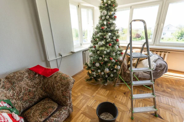 Vista Alto Ângulo Árvore Natal Com Caixas Bagunçadas Chão Novos — Fotografia de Stock