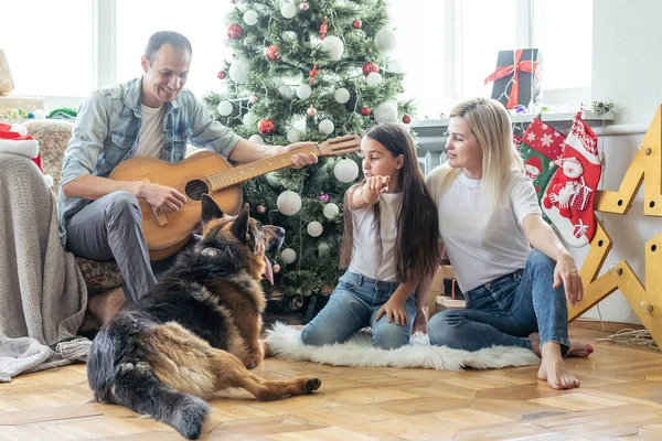 Família Sorridente Filha Com Cão Sentado Perto Árvore Natal Com — Fotografia de Stock
