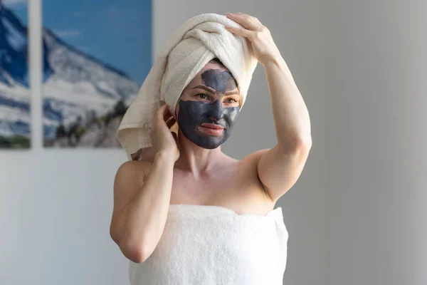 Vacker Kvinna Som Applicerar Ansiktsmask Ansiktet Hudvård Och Behandling Spa — Stockfoto
