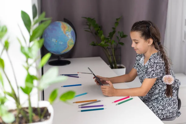 Odada Dijital Tablet Kullanırken Mutlu Küçük Kız Okuyor — Stok fotoğraf