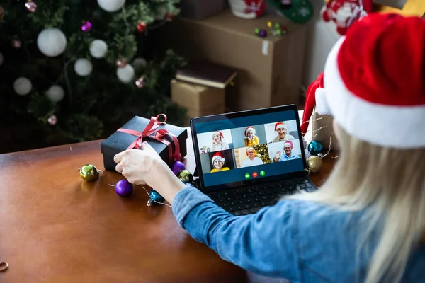Mulher Com Chapéu Papai Noel Usando Videoconferência Tablet Decorações Luzes — Fotografia de Stock