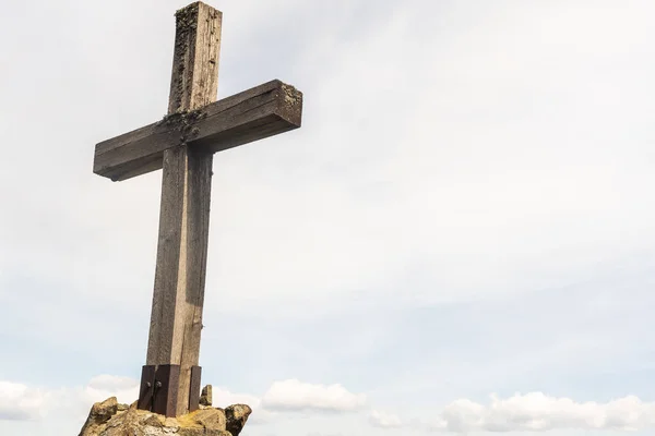 Крест Камня Голубом Фоне Неба — стоковое фото